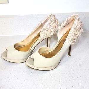 Anne Michele women's open toe shoes Size 7 1/2 with floral lace.